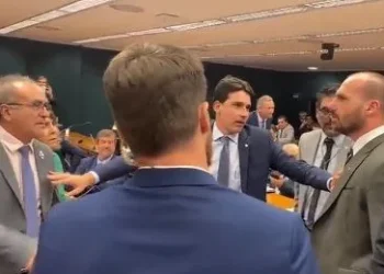 Vídeo: Eduardo Bolsonaro parte para cima de petista: “te enfio a mão na cara’