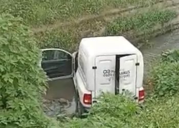 Vídeo: choque com picape derruba carro da Águas de Manaus dentro do igarapé do Passarinho