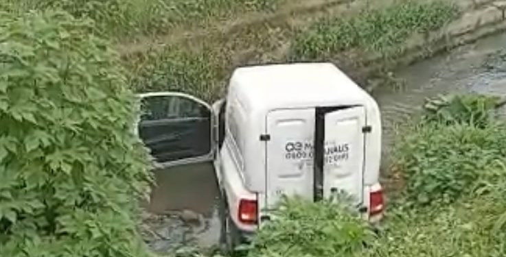 Vídeo: choque com picape derruba carro da Águas de Manaus dentro do igarapé do Passarinho