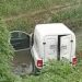 Vídeo: choque com picape derruba carro da Águas de Manaus dentro do igarapé do Passarinho