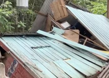 Vídeo: casa de madeira desaba sobre as cabeças de mãe e filhos no São Jorge