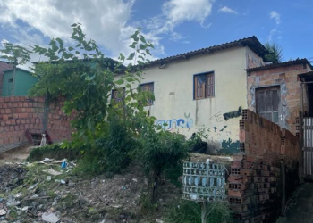 Irmãos são baleados por encapuzado após terem a casa invadida no Cidade de Deus