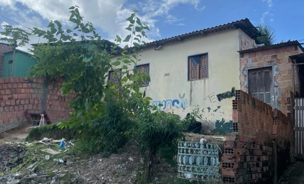 Irmãos são baleados por encapuzado após terem a casa invadida no Cidade de Deus