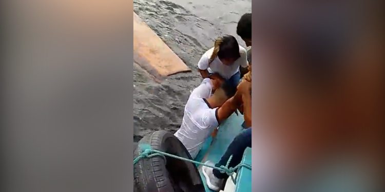 Vídeo: estudante é salvo da morte após canoa alagar no Amazonas na volta da escola