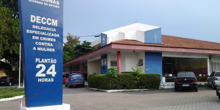 Homem é preso em Manaus após ser flagrado pela PM estrangulando mulher com fio de ferro