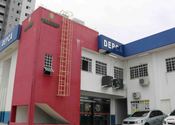 Avô coloca louvor para tocar e diz que a neta está com o demônio no corpo enquanto a estupra