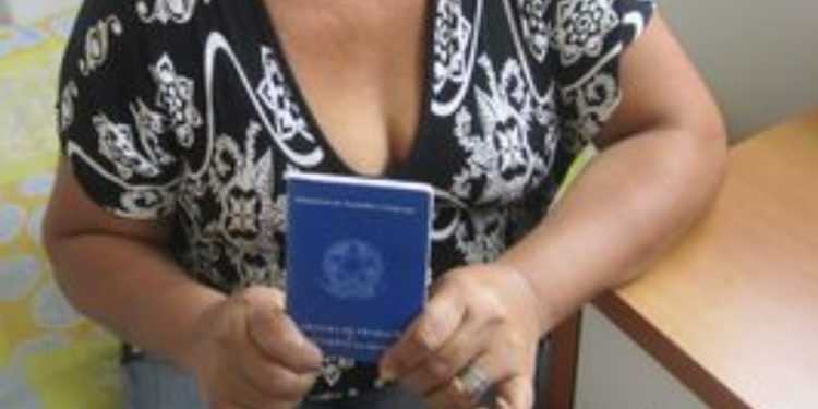 Doméstica ganha indenização de R$ 800 mil após 30 anos trabalhando sem salário em casa de família