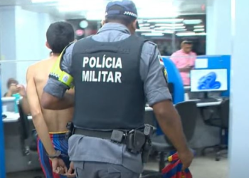 Jovem é surpreendida com ejaculação na perna dentro do 600 e tarado é preso