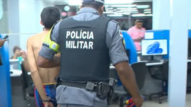 Jovem é surpreendida com ejaculação na perna dentro do 600 e tarado é preso