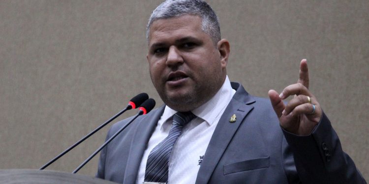 MPE investiga vereador por usar Cotão para financiar seu próprio site em Manaus