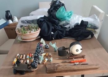 Professora se tranca no banheiro e três alunos são esfaqueados por colega armado nesta terça-feira