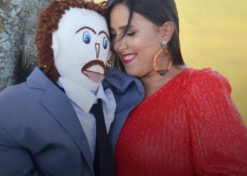 Mulher que se casou com boneco de pano anuncia que está grávida pela segunda vez