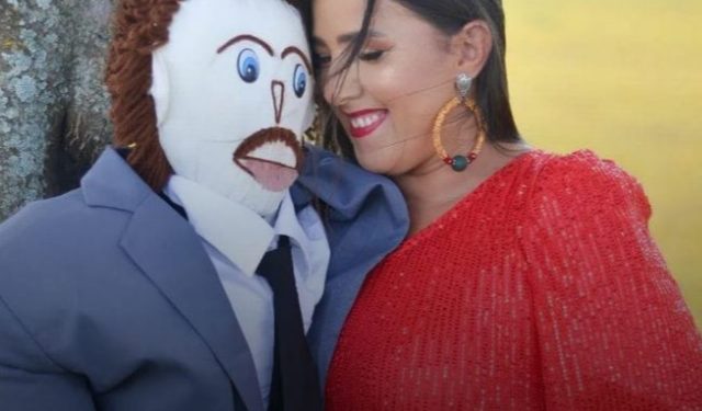 Mulher que se casou com boneco de pano anuncia que está grávida pela segunda vez