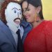 Mulher que se casou com boneco de pano anuncia que está grávida pela segunda vez