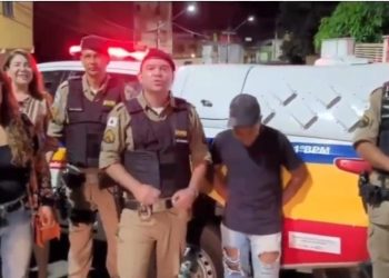 Exemplo: Jovem de 17 anos ganha primeiro celular ao encontrar um na rua e entregar à dona