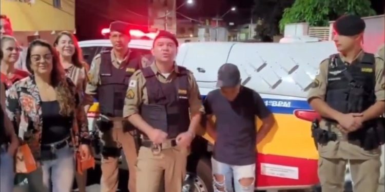 Exemplo: Jovem de 17 anos ganha primeiro celular ao encontrar um na rua e entregar à dona