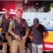 Exemplo: Jovem de 17 anos ganha primeiro celular ao encontrar um na rua e entregar à dona