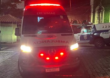 População mete a porrada em homem após ele esfaquear a mulher no Centro de Manaus