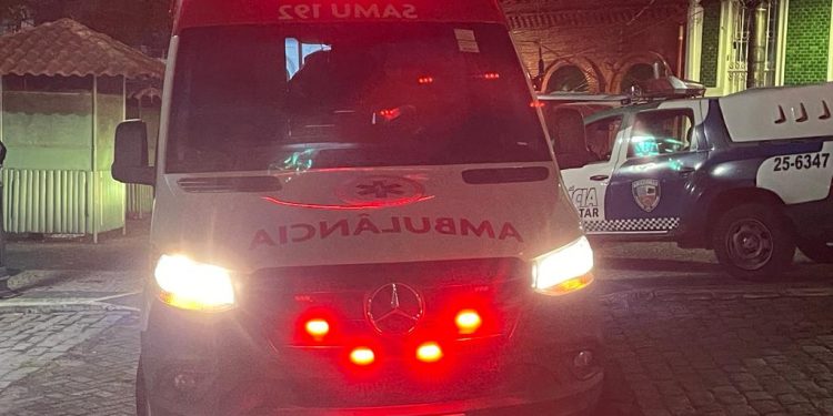 População mete a porrada em homem após ele esfaquear a mulher no Centro de Manaus