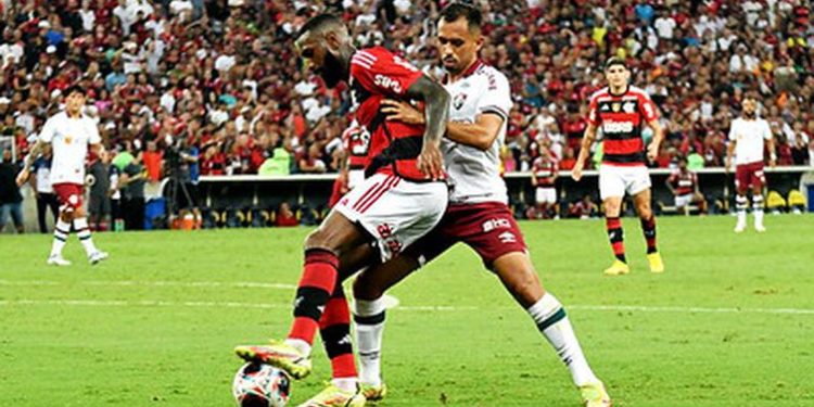 Flamengo e Fluminense entram em campo em busca de título carioca