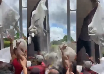 Na Semana Santa, funcionários da prefeitura jogam peixes na cabeça de moradores