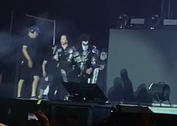 Vídeo: Durante apresentação do Kiss, Gene Simmons passa mal com calor e interrompe show