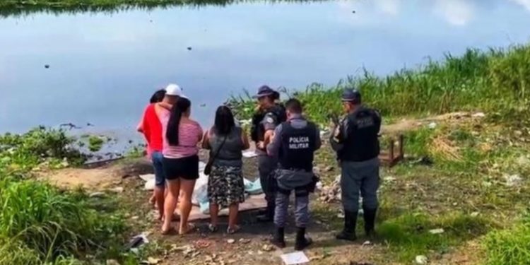 Homem é baleado dentro de embarcação e depois jogado morto em igarapé de Manaus