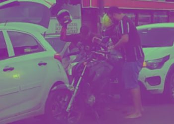 Vídeo: população cerca suspeito de roubo e distribui capacetadas, chutes e tapões em Manaus