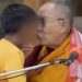 Vídeo: Dalai Lama beija e pede chupão: ‘chocados e enjoados’