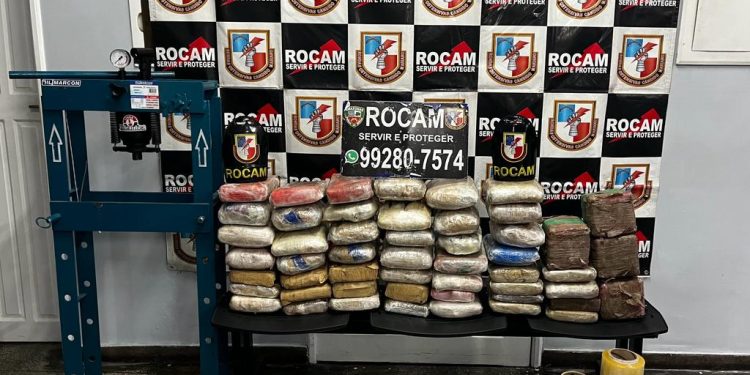 Cheiro forte de maconha faz vizinhos acionarem a Rocam e 51 tabletes são encontrados em Manaus