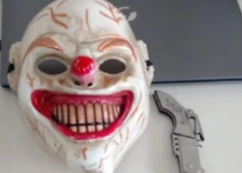 Estudante de 12 anos é detido na escola com arma e máscara após briga com colega