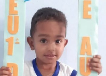 Alerta aos pais: menino de 3 anos morre eletrocutado ao brincar no celular ligado à tomada 