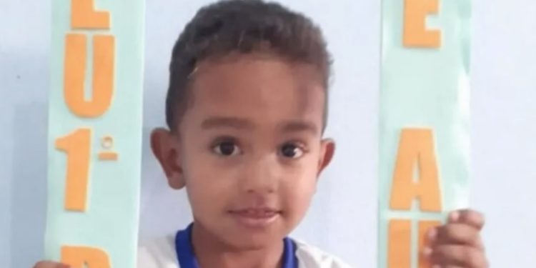 Alerta aos pais: menino de 3 anos morre eletrocutado ao brincar no celular ligado à tomada