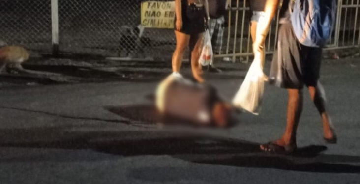 Vídeo: Homem leva vários tiros na cabeça e agoniza até a morte na Zona Sul de Manaus