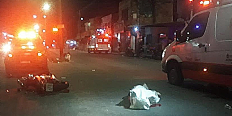 Mototaxista morre e passageiro fica ferido ao serem atingidos por ônibus na Zona Leste de Manaus