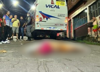 Mulher morre atropelada em Manaus após correr para rua durante festa