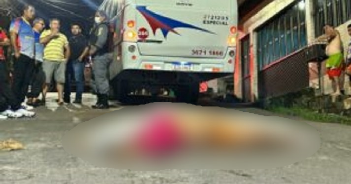 Mulher morre atropelada em Manaus após correr para rua durante festa