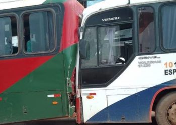Cheio de funcionários de empresa, ônibus dá com tudo na traseira de outro e motorista fica ferido