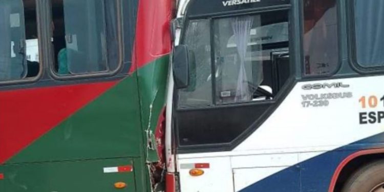 Cheio de funcionários de empresa, ônibus dá com tudo na traseira de outro e motorista fica ferido