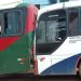 Cheio de funcionários de empresa, ônibus dá com tudo na traseira de outro e motorista fica ferido