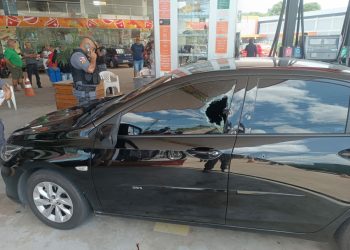 Abastecendo o carro na Torquato Tapajós, homem morre a tiros, esposa fica ferida e enteado de 12 anos é poupado