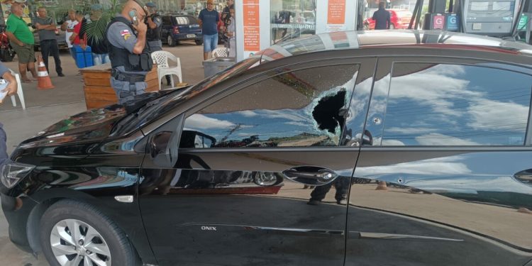 Abastecendo o carro na Torquato Tapajós, homem morre a tiros, esposa fica ferida e enteado de 12 anos é poupado