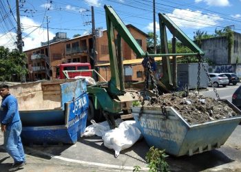 Governo do AM retira 40 toneladas de lixo do entorno do igarapé do Mestre Chico, no Prosamin