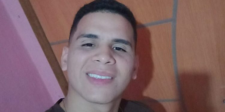 Rapaz sai de casa para trabalhar e morre no meio do tiroteio entre facções de Manaus