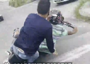 Vídeo: suspeitos caem de moto roubada em Manaus antes de começar arrastão nas ruas