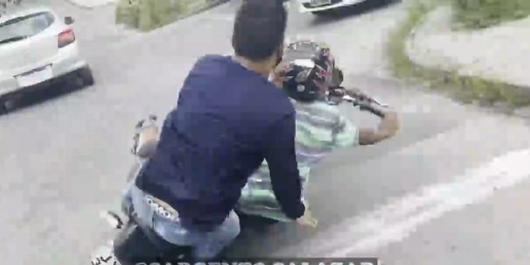 Vídeo: suspeitos caem de moto roubada em Manaus antes de começar arrastão nas ruas
