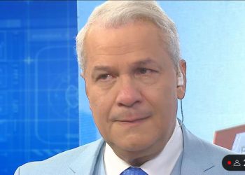 Sikêra chora emocionado ao retornar para o Alerta sob o olhar de mais de 20 mil espectadores