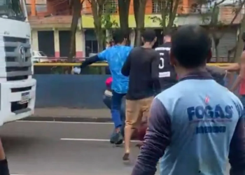 Suspeito de assalto é brutalmente espancado na avenida Brasil