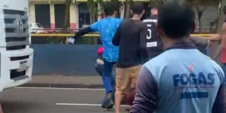 Suspeito de assalto é brutalmente espancado na avenida Brasil
