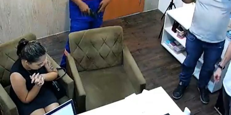 Vídeo: bandidos armados rendem clientes e funcionários em loja de Manaus